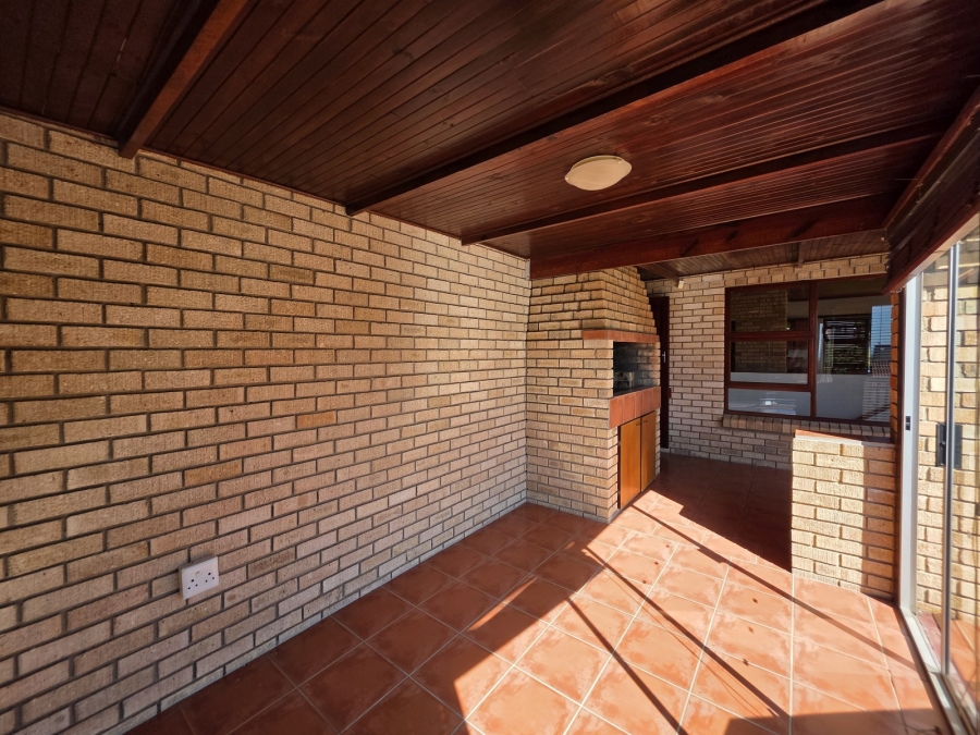 4 Bedroom Property for Sale in Wavecrest Eastern Cape